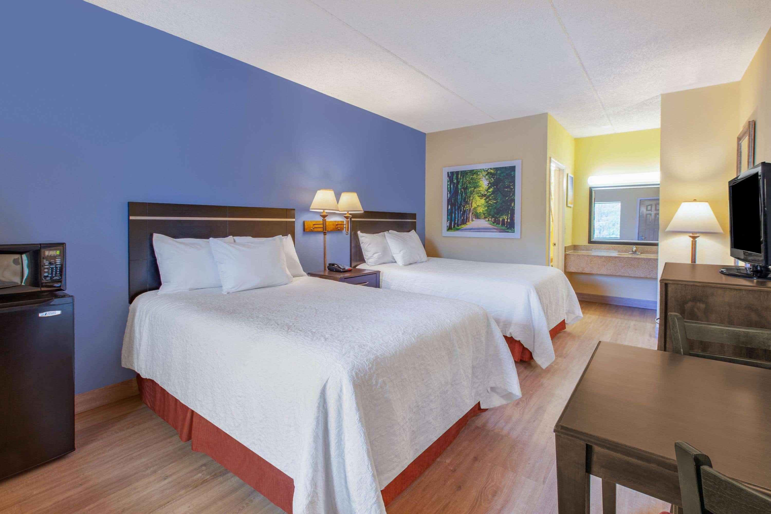 Days Inn By Wyndham Grantville Bagian luar foto