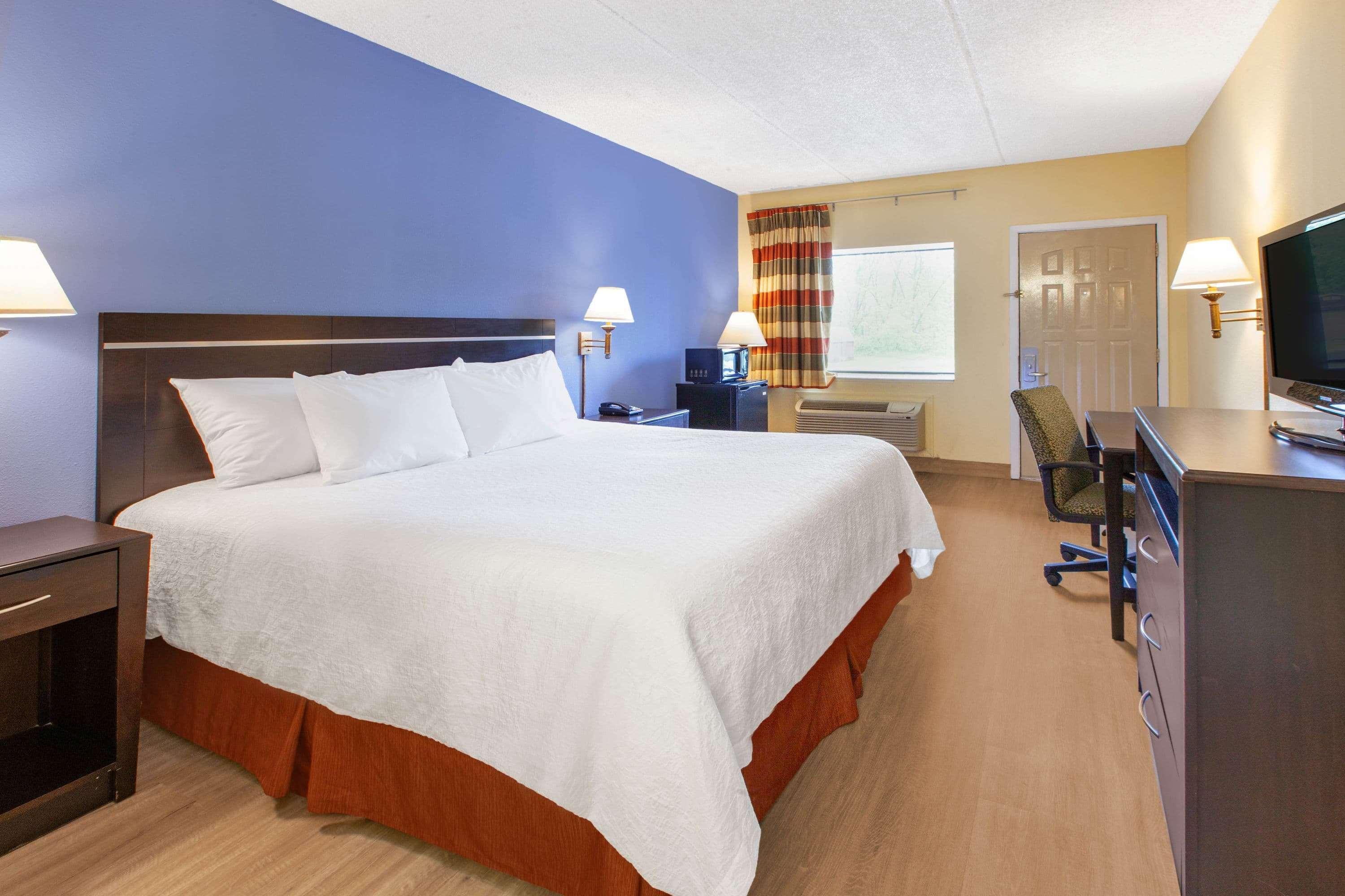 Days Inn By Wyndham Grantville Bagian luar foto