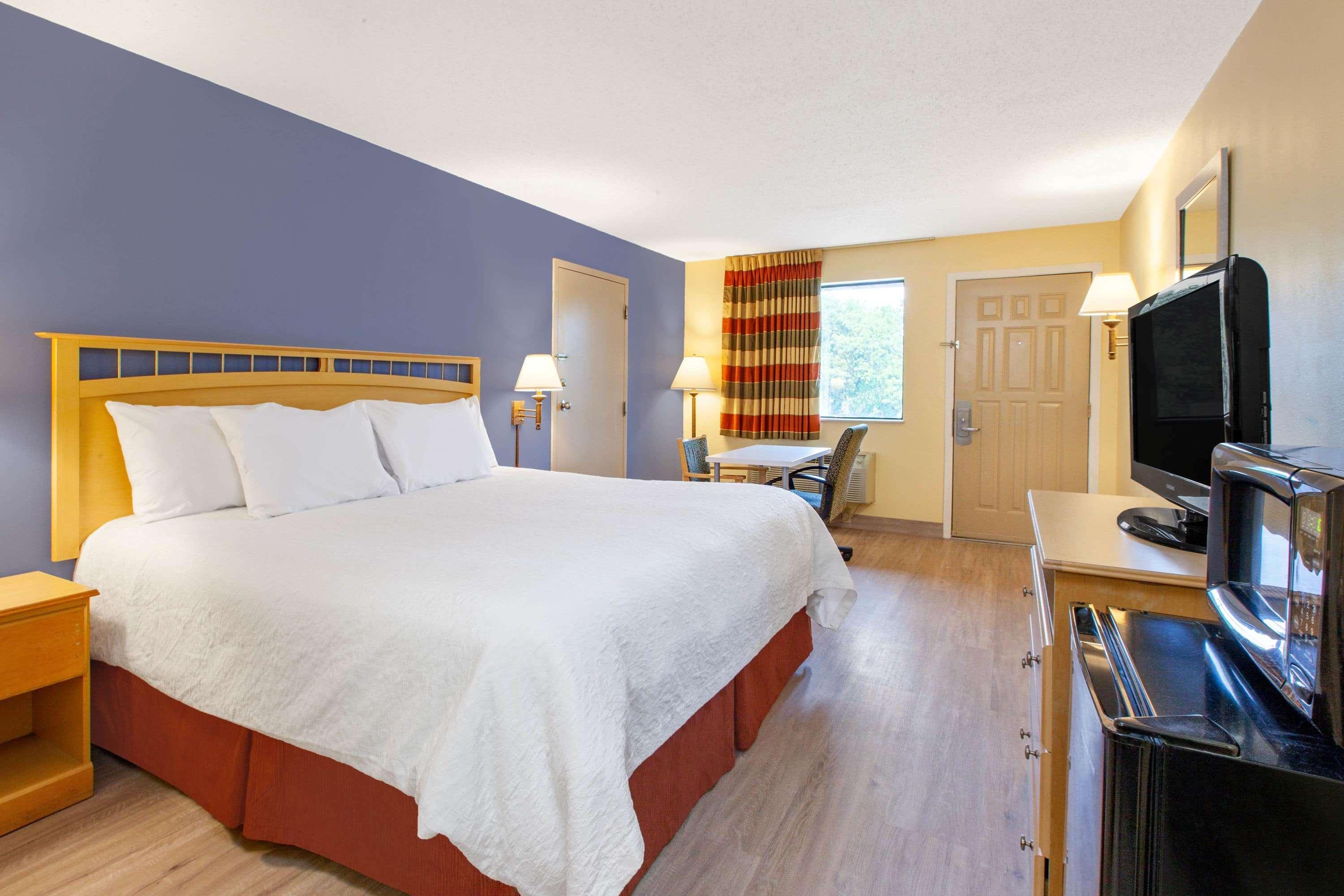 Days Inn By Wyndham Grantville Bagian luar foto