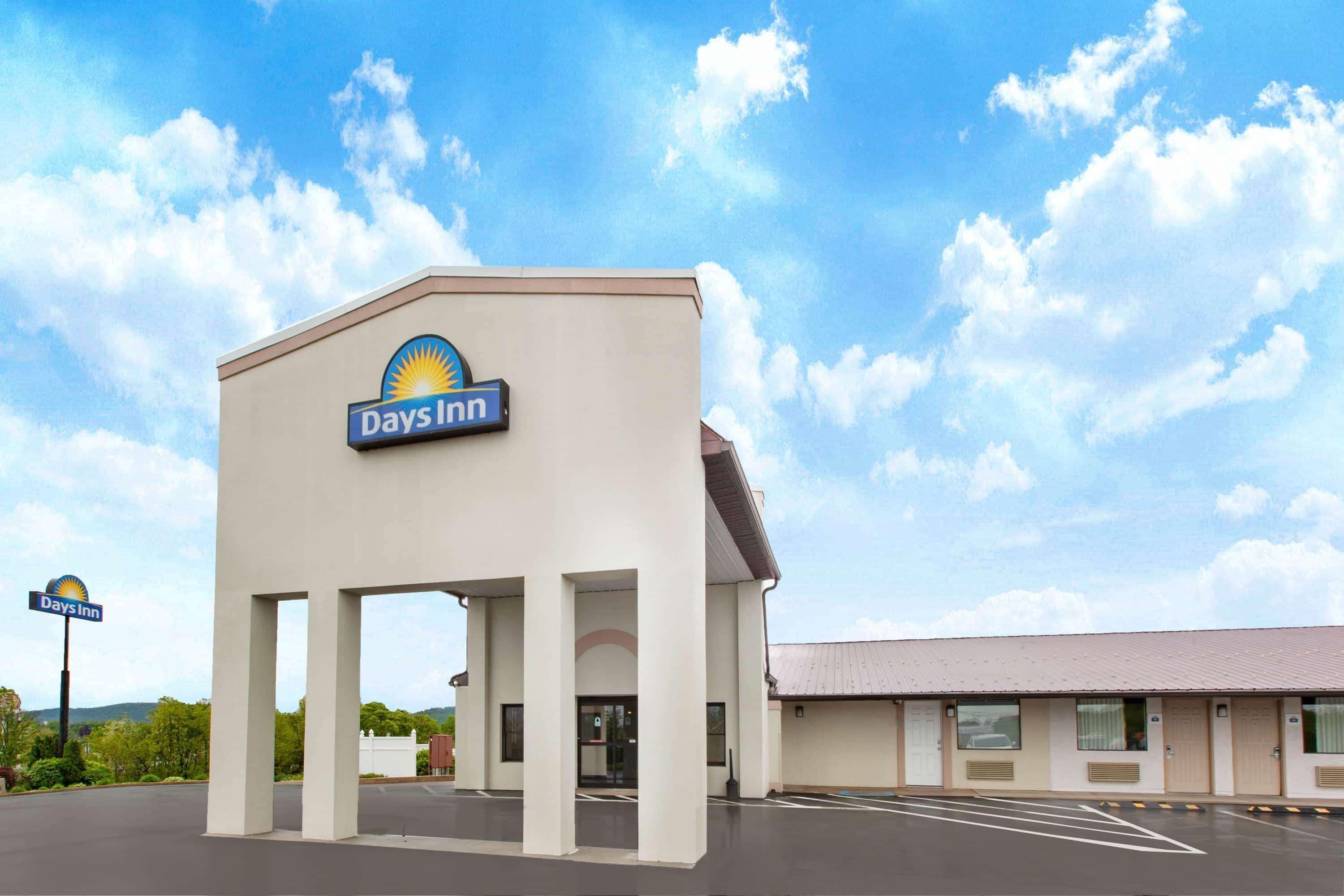 Days Inn By Wyndham Grantville Bagian luar foto