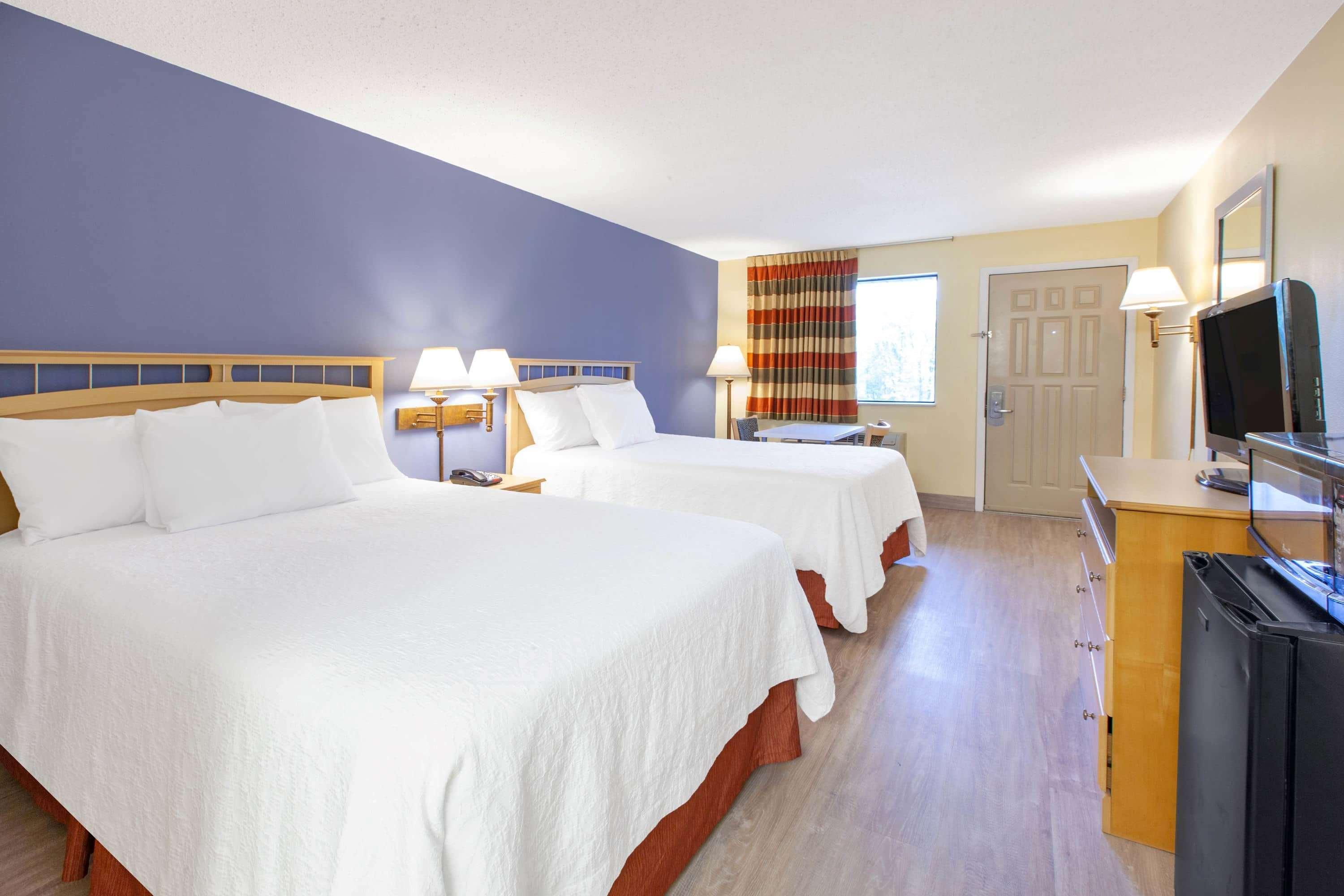 Days Inn By Wyndham Grantville Bagian luar foto
