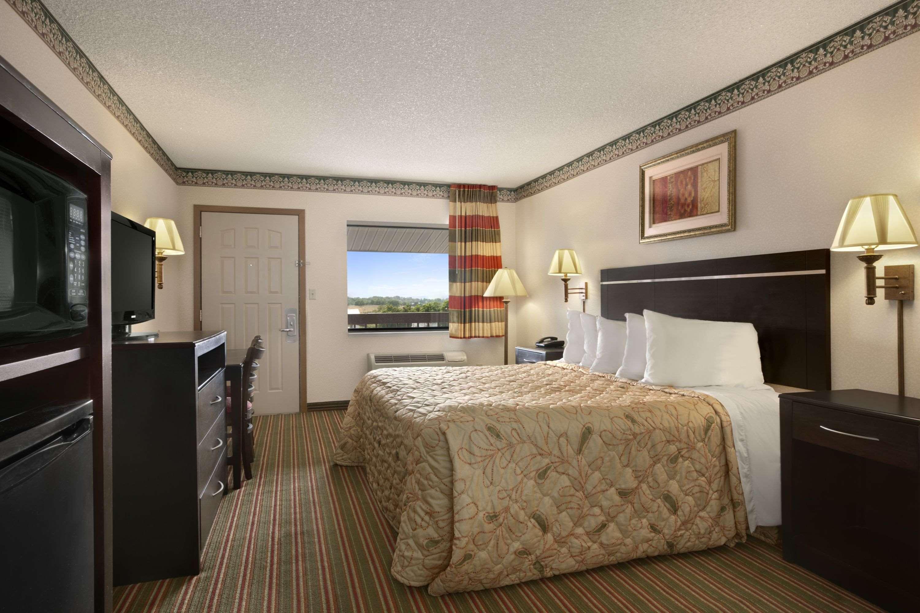 Days Inn By Wyndham Grantville Bagian luar foto