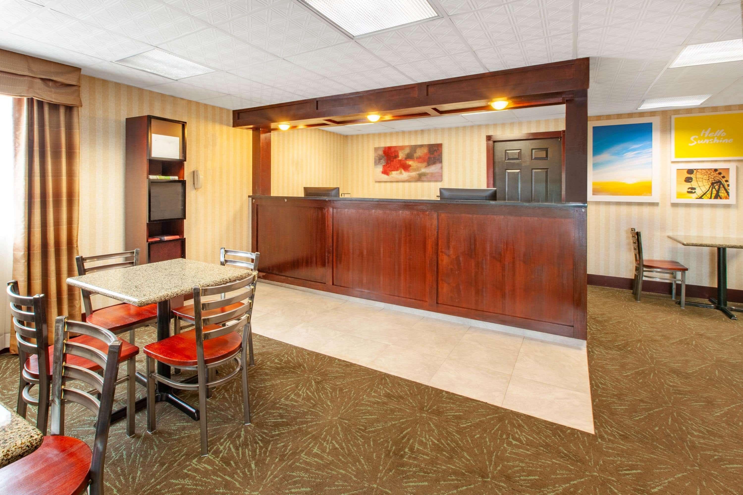 Days Inn By Wyndham Grantville Bagian luar foto