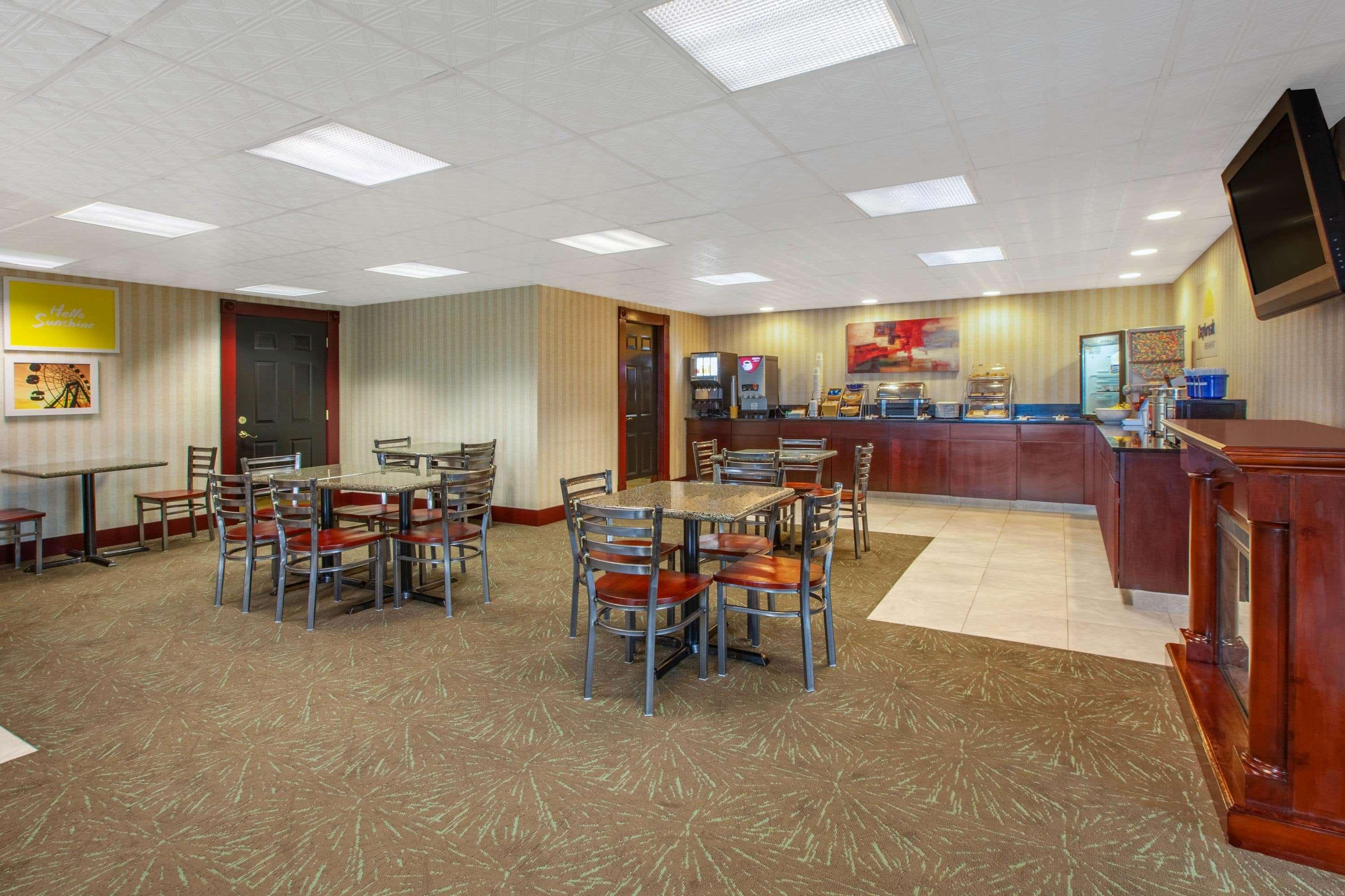 Days Inn By Wyndham Grantville Bagian luar foto
