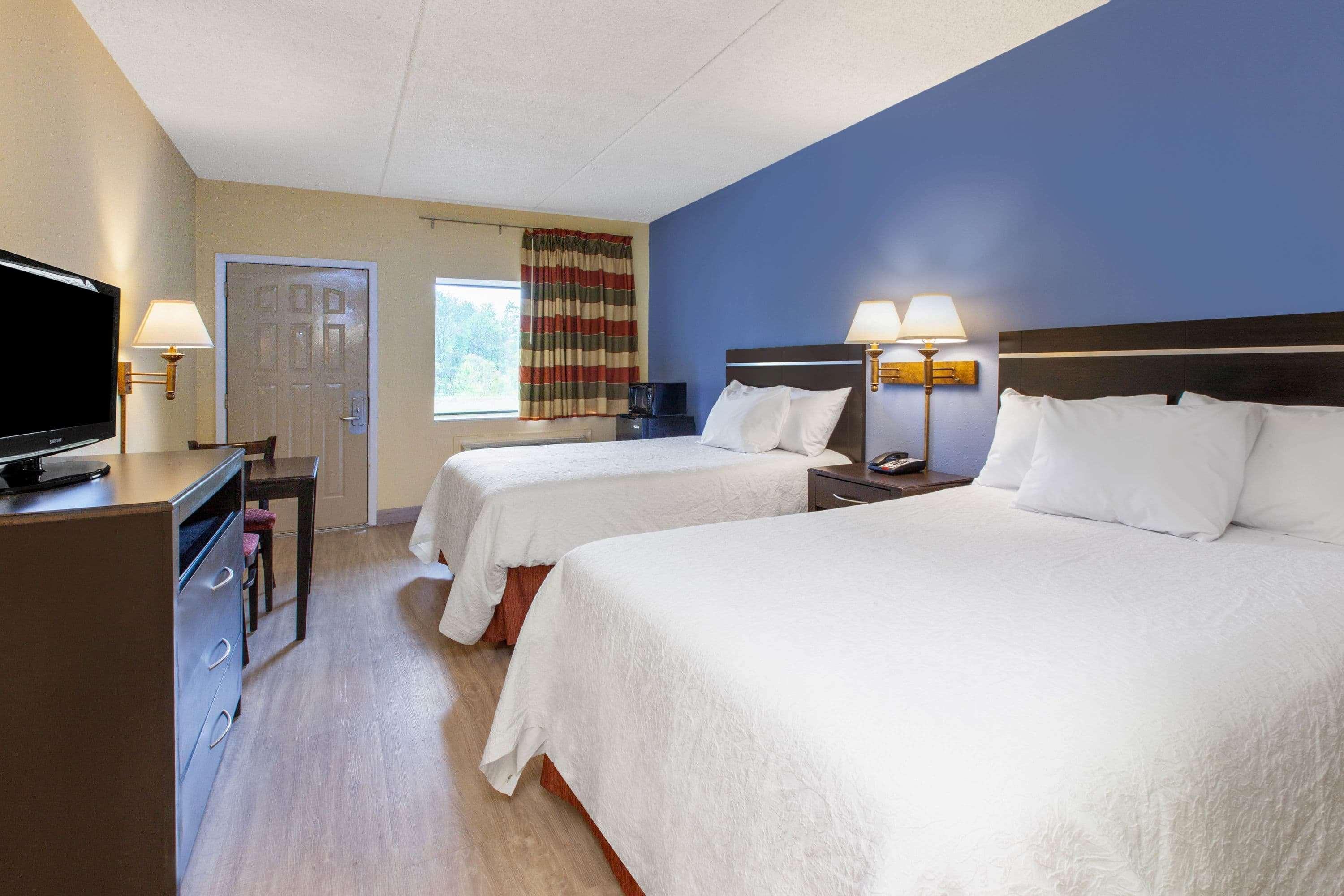 Days Inn By Wyndham Grantville Bagian luar foto
