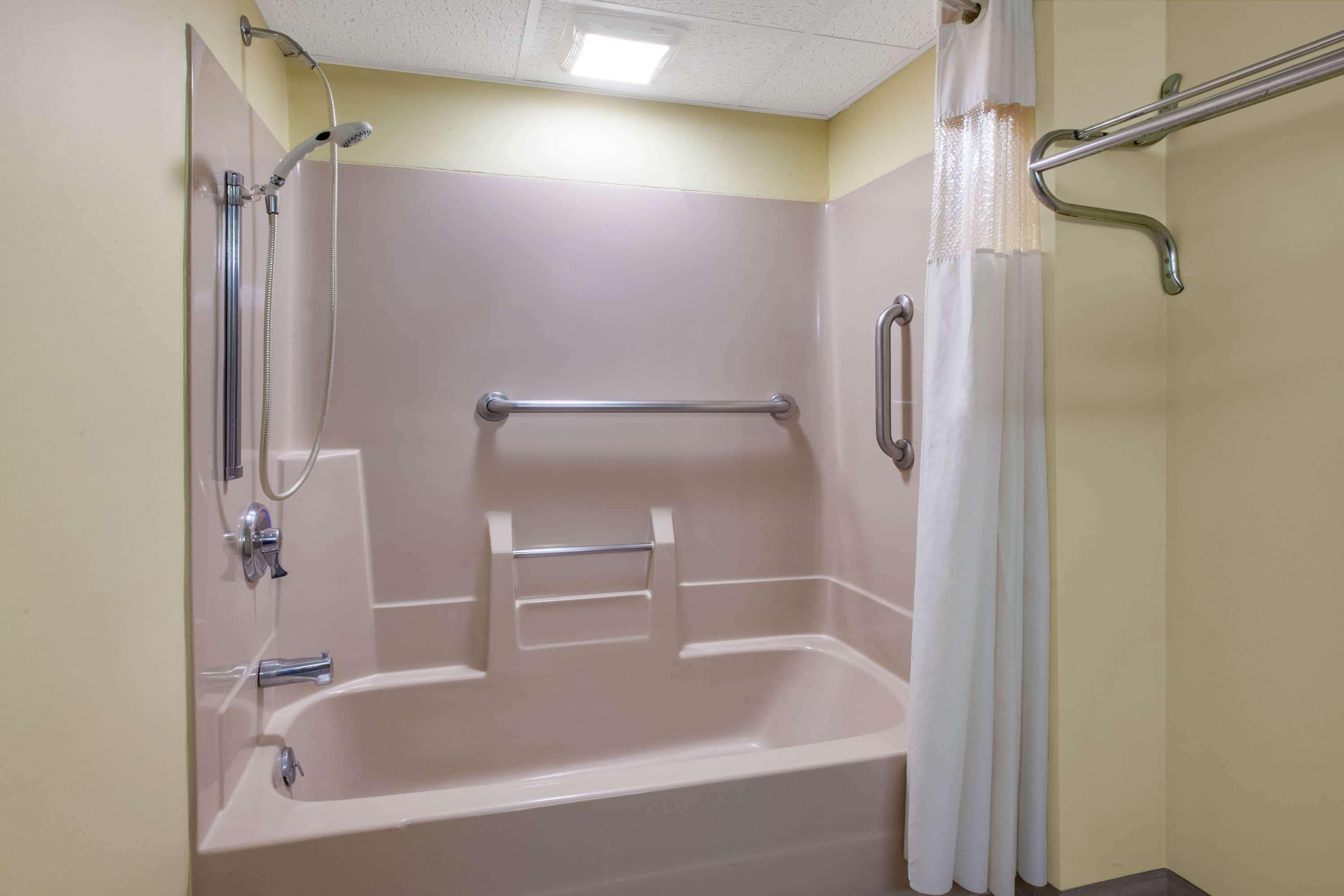 Days Inn By Wyndham Grantville Bagian luar foto