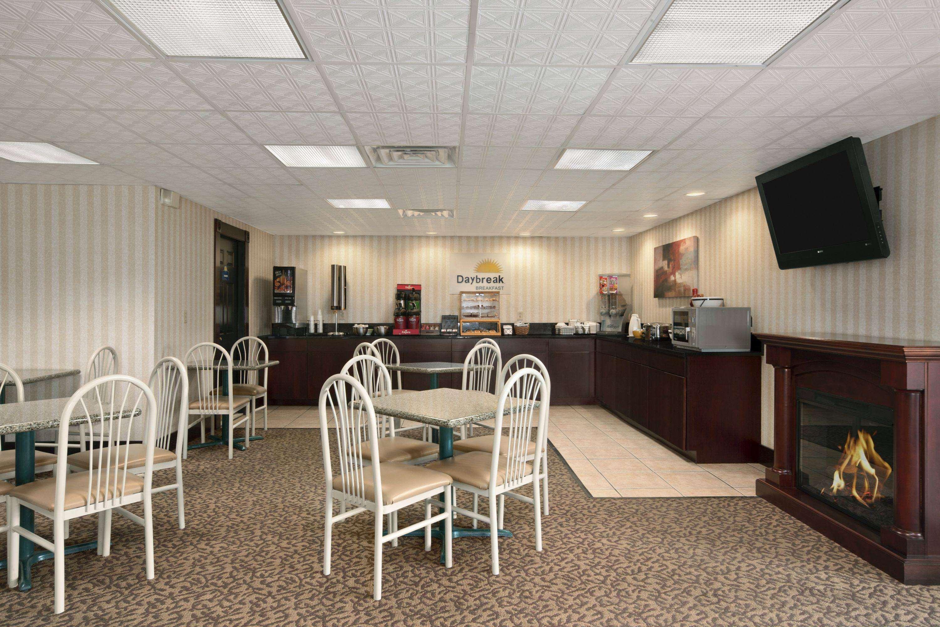 Days Inn By Wyndham Grantville Bagian luar foto