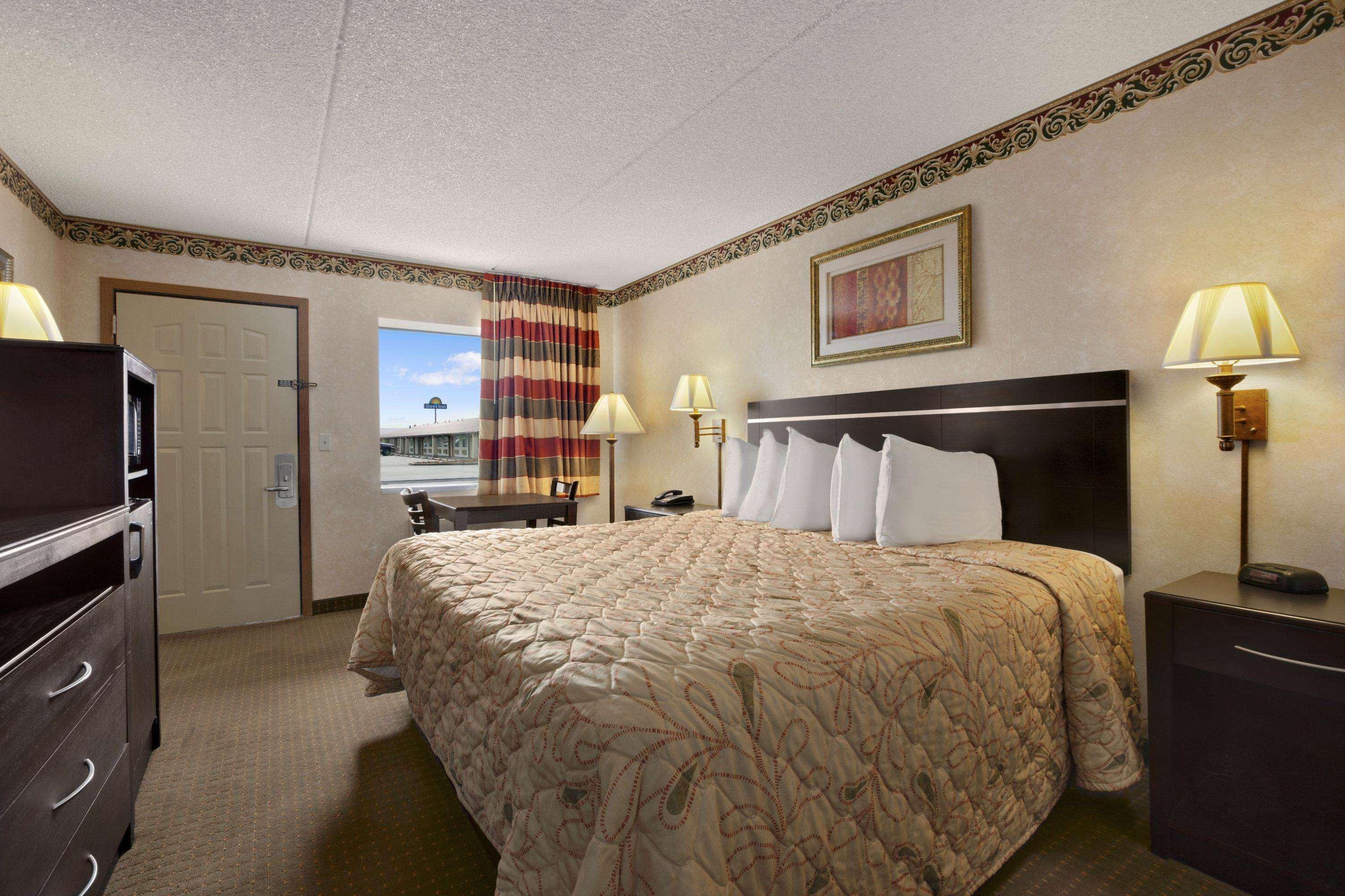 Days Inn By Wyndham Grantville Bagian luar foto