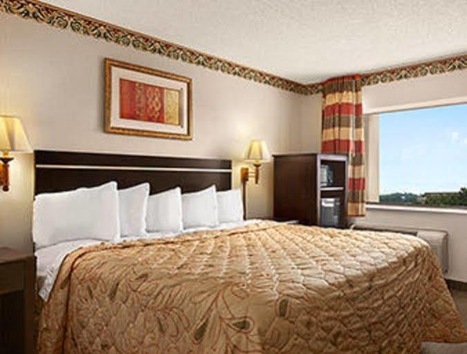 Days Inn By Wyndham Grantville Bagian luar foto