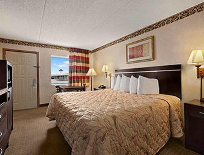 Days Inn By Wyndham Grantville Bagian luar foto